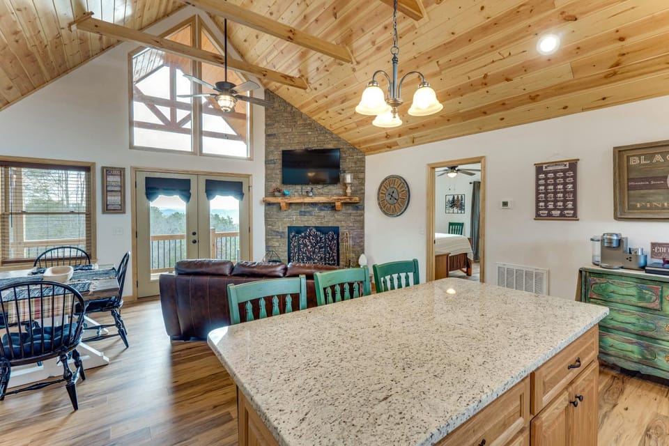 Fireplace, Mtn View! Cabin 12 Mi to Harrahs Casino Cabin in Tennessee