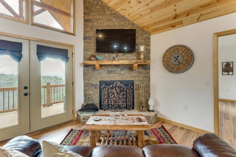 Fireplace, Mtn View! Cabin 12 Mi to Harrahs Casino Cabin in Tennessee