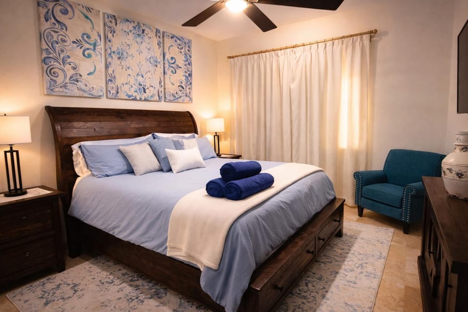 TV and multimedia, Seating area, Bedroom, fireplace, flat iron, towels