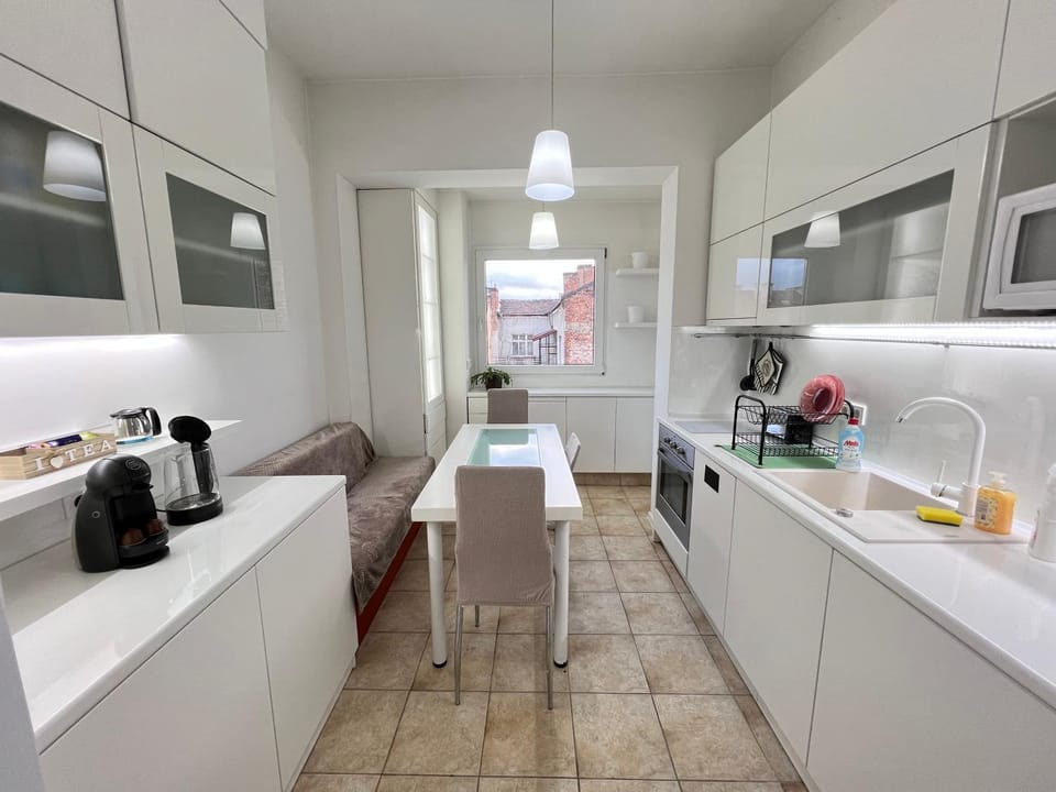 Coffee/tea facilities, Kitchen or kitchenette, Dining area, oven, stove, toaster