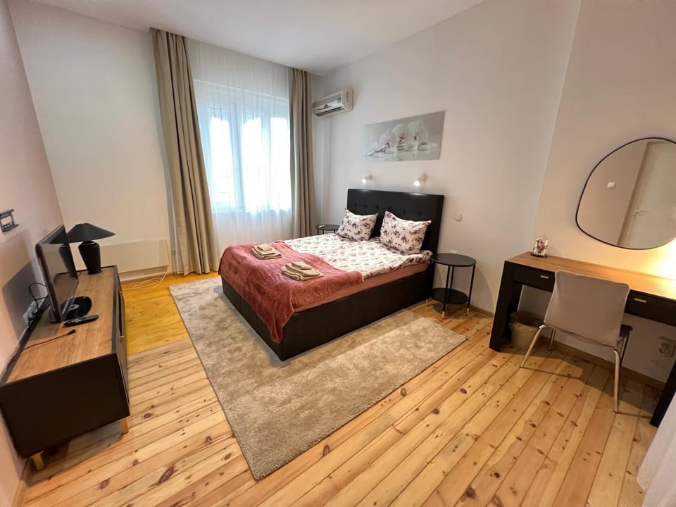 Bed, TV and multimedia, Photo of the whole room, Bedroom