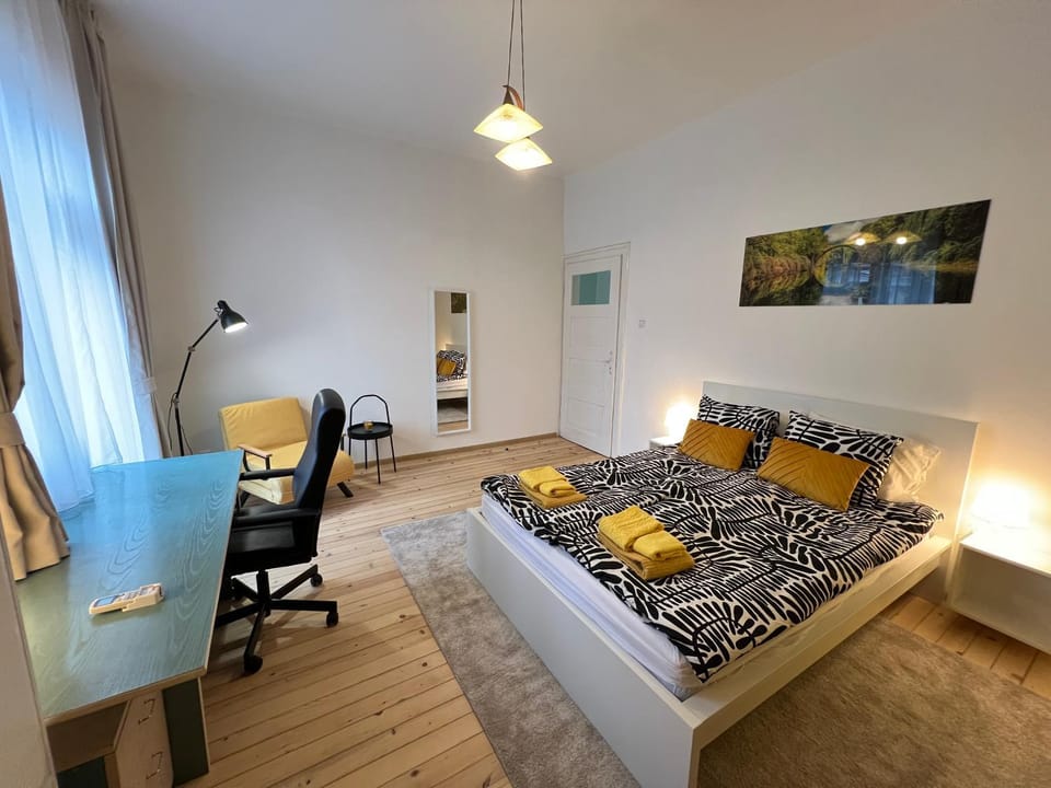 Bed, Living room, Photo of the whole room, Seating area, Bedroom