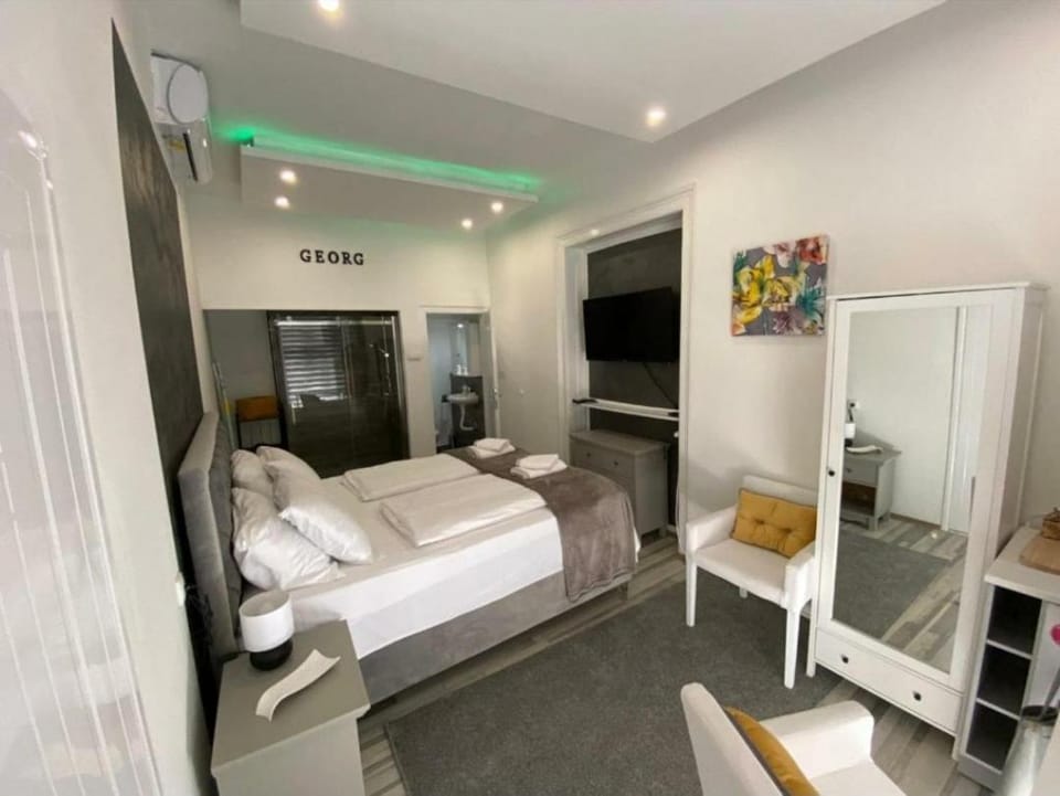 Bed, TV and multimedia, Photo of the whole room, Bedroom, towels, wardrobe, air conditioner