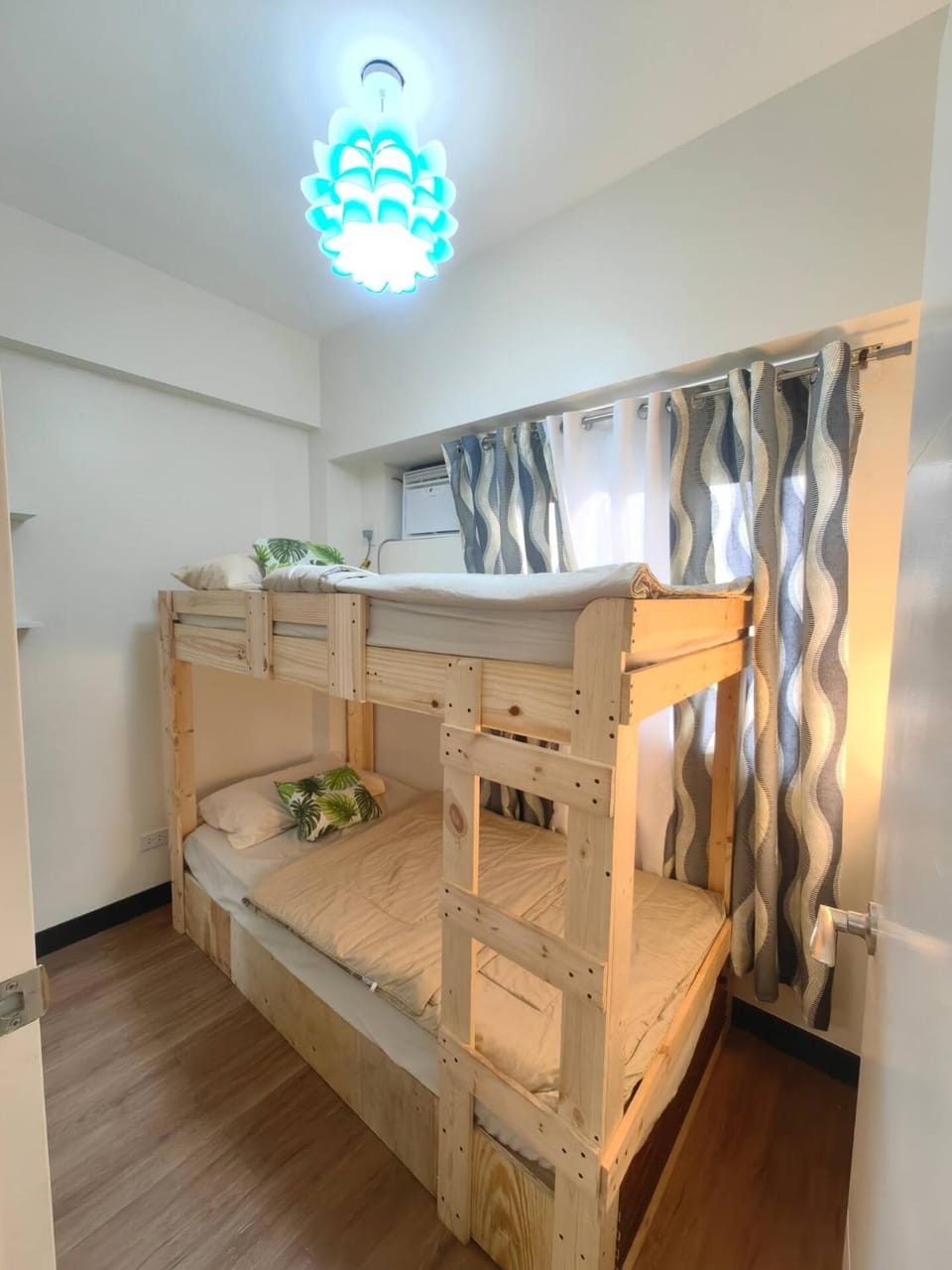 Bedroom, bunk bed