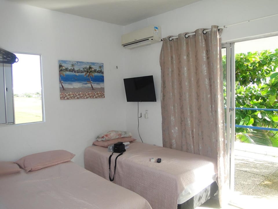 Bed, TV and multimedia, Photo of the whole room, Evening entertainment, Bedroom, air conditioner