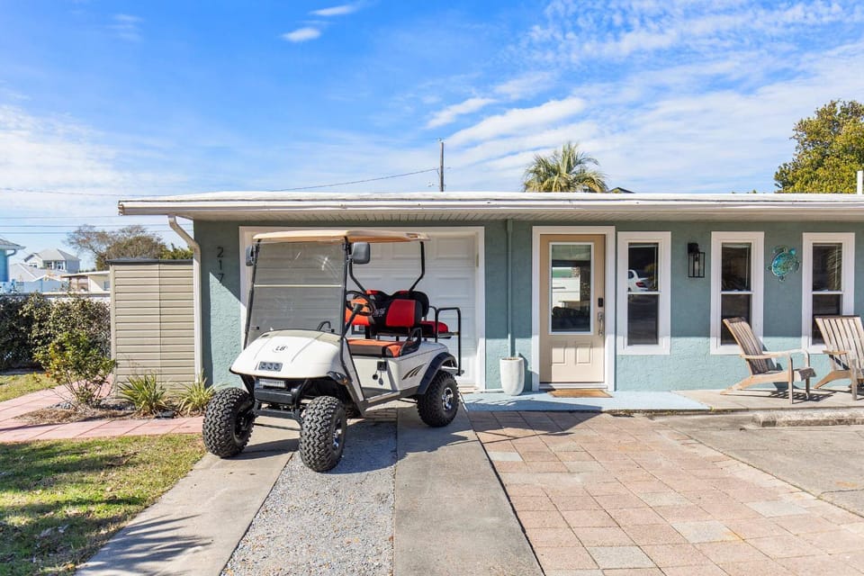 Shells Family Beach House Coastal Retreat with Private Pool Golf Cart & Steps to the Beach House in Laguna Beach