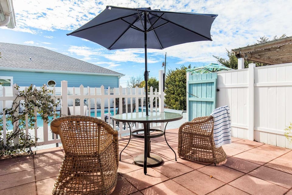 Shells Family Beach House Coastal Retreat with Private Pool Golf Cart & Steps to the Beach House in Laguna Beach