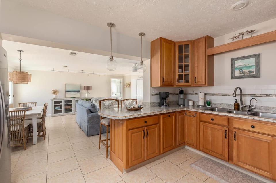 Shells Family Beach House Coastal Retreat with Private Pool Golf Cart & Steps to the Beach House in Laguna Beach