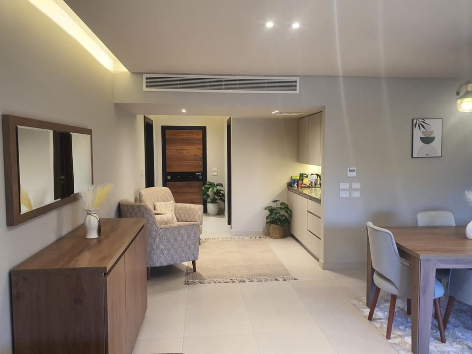 Luxury hotel APT Sheikh Zayed, PVT entrance,garden Apartment in Egypt