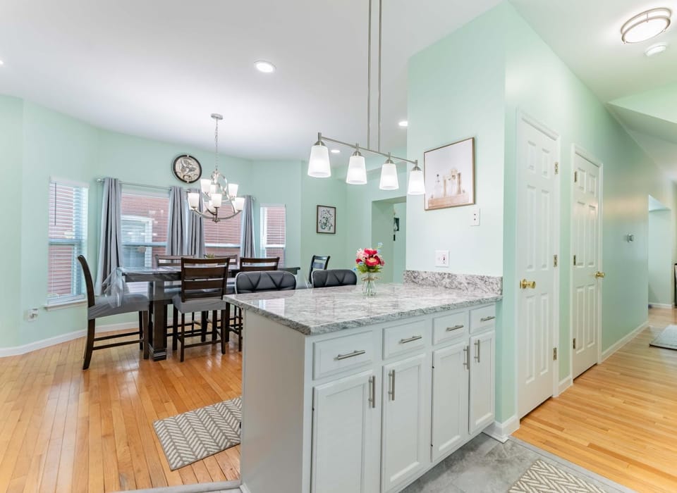 Kitchen or kitchenette, Dining area