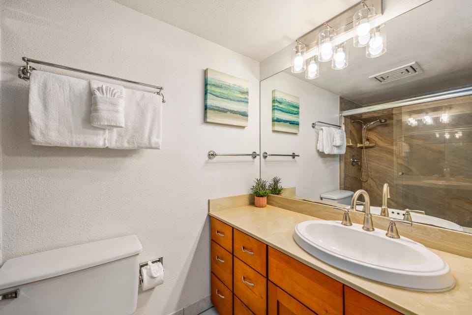 Charming Elegant Oceanview 1Bd 2Ba In Front Building House in Kamaole