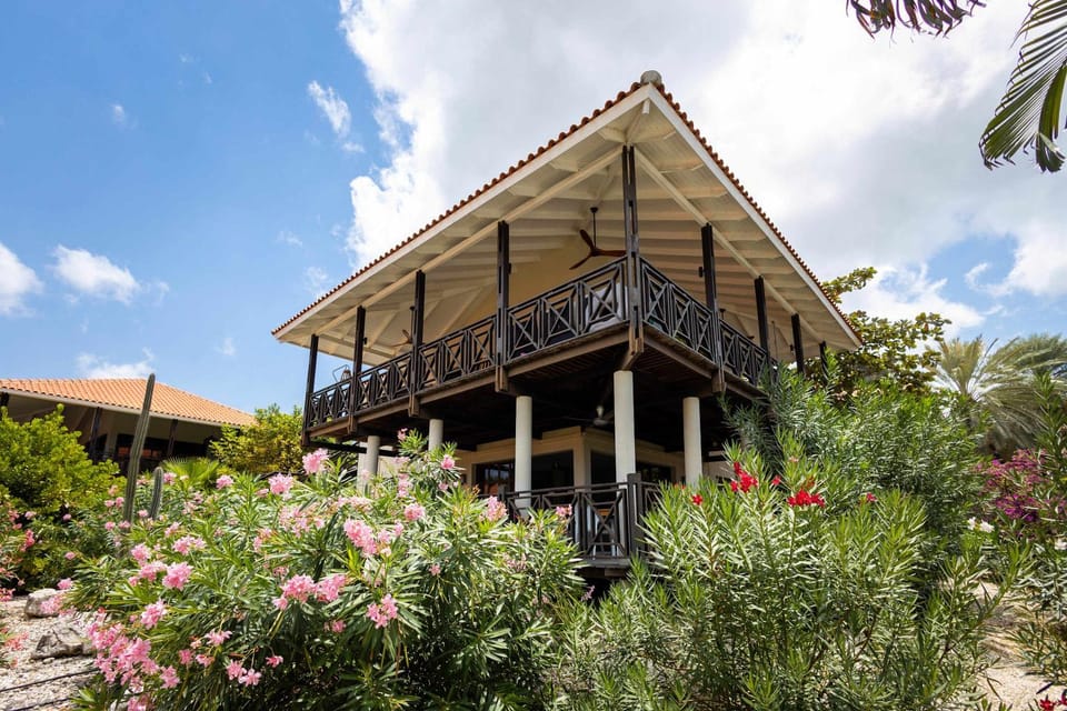 Elegant Getaway for Couples & Friends at Blue Bay House in Willemstad