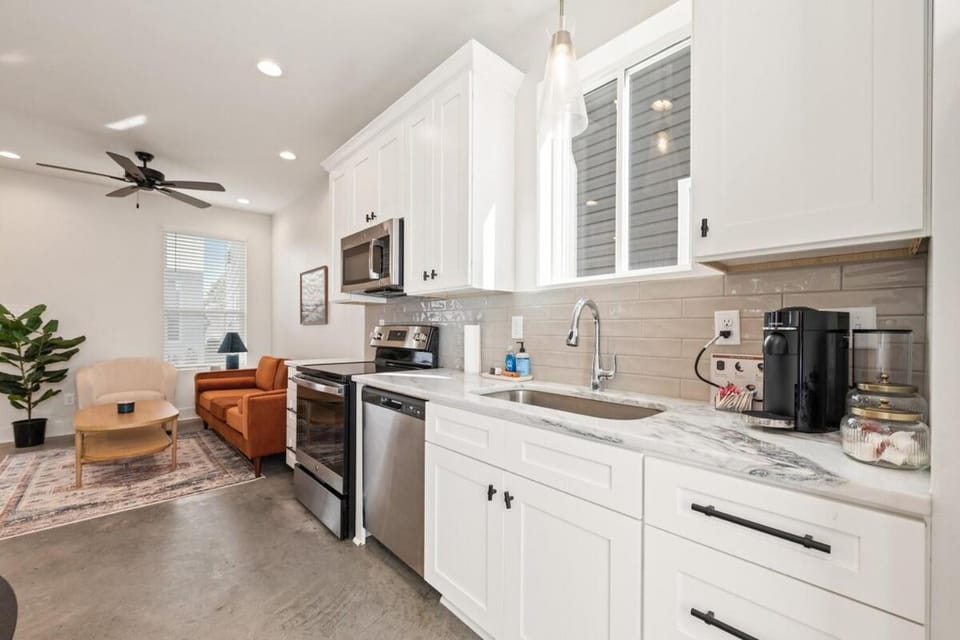 Swamp House Luxury Amenities Chic New 65 inch TV Apartment in Broussard