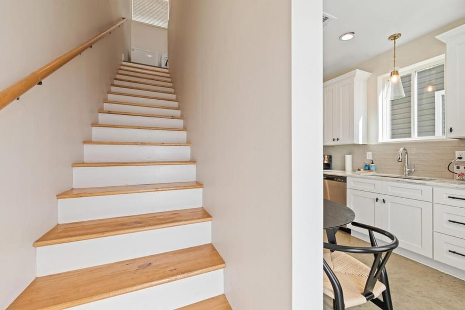 Swamp House Luxury Amenities Chic New 65 inch TV Apartment in Broussard