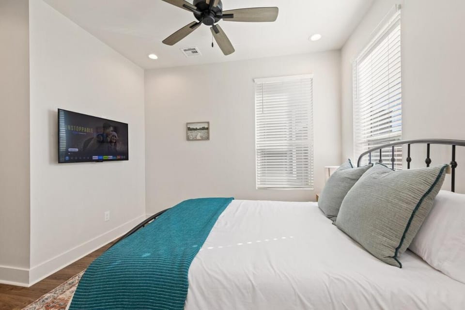 Swamp House Luxury Amenities Chic New 65 inch TV Apartment in Broussard