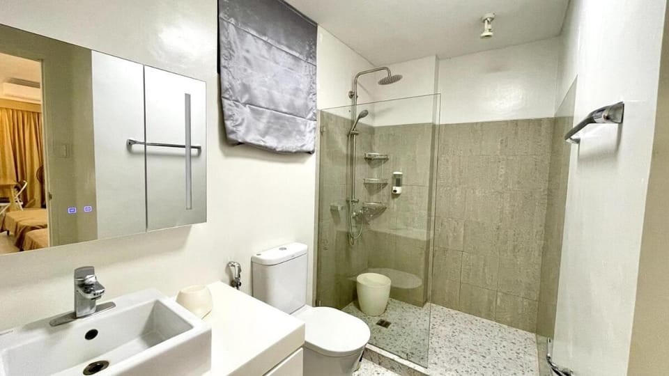 Pico de Loro Spacious and Modern Studio with balcony Apartment in Nasugbu