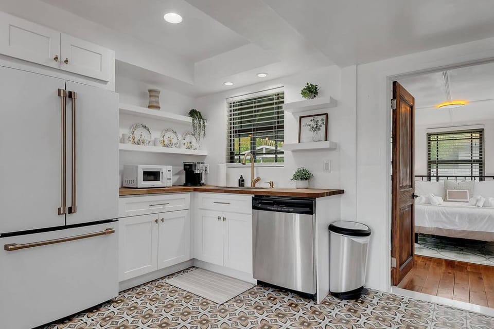 Casa Del Sol Cozy 2br Retreat 10 Mins To Beach House in Coconut Grove