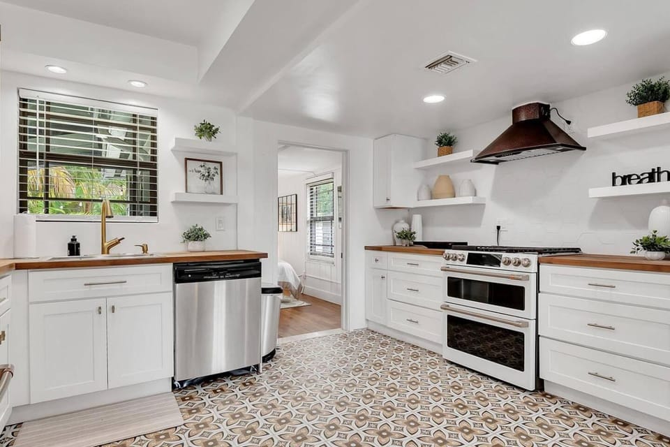 Casa Del Sol Cozy 2br Retreat 10 Mins To Beach House in Coconut Grove
