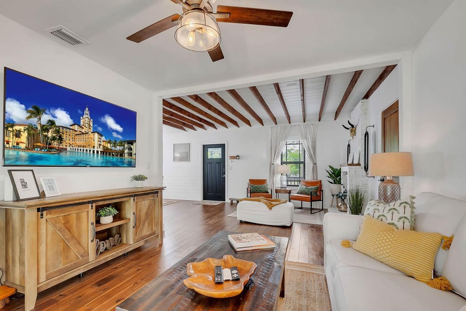 Casa Del Sol Cozy 2br Retreat 10 Mins To Beach House in Coconut Grove