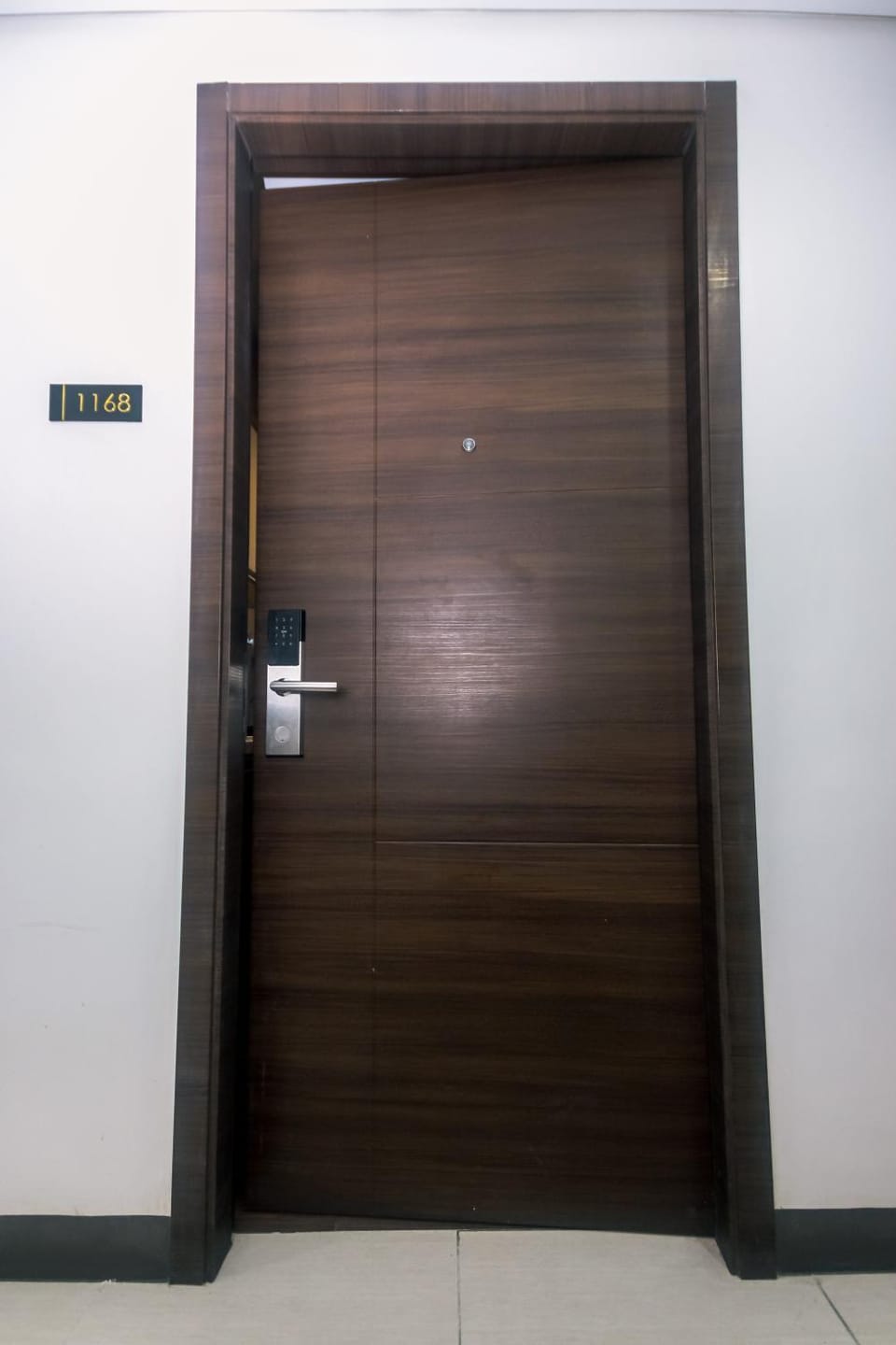 Cozy Peacock hideaway Stylish Makati Condo 300 Mbps Gym Swim Park Apartment in Pasay