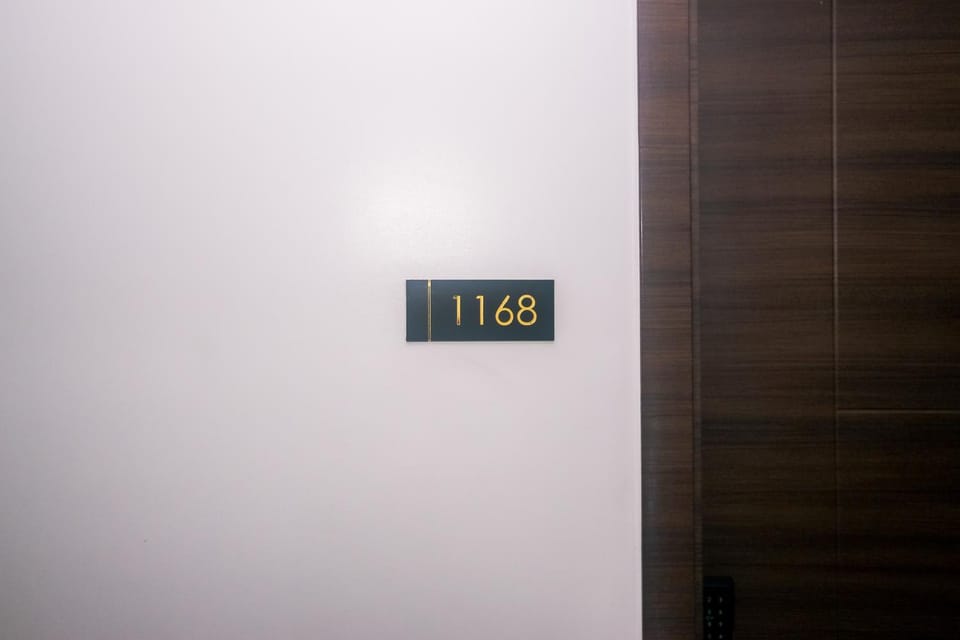 Cozy Peacock hideaway Stylish Makati Condo 300 Mbps Gym Swim Park Apartment in Pasay