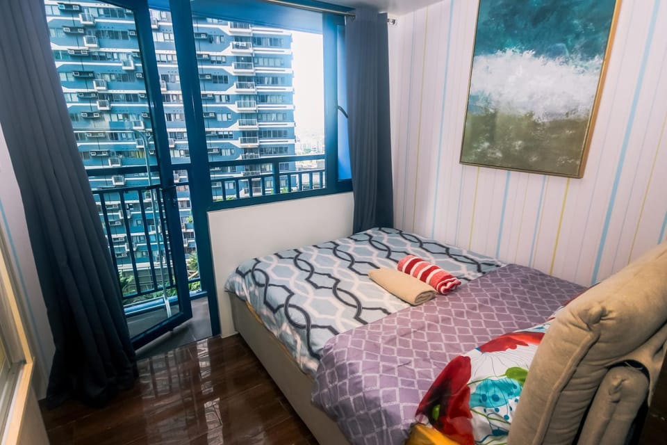 Cozy Peacock hideaway Stylish Makati Condo 300 Mbps Gym Swim Park Apartment in Pasay