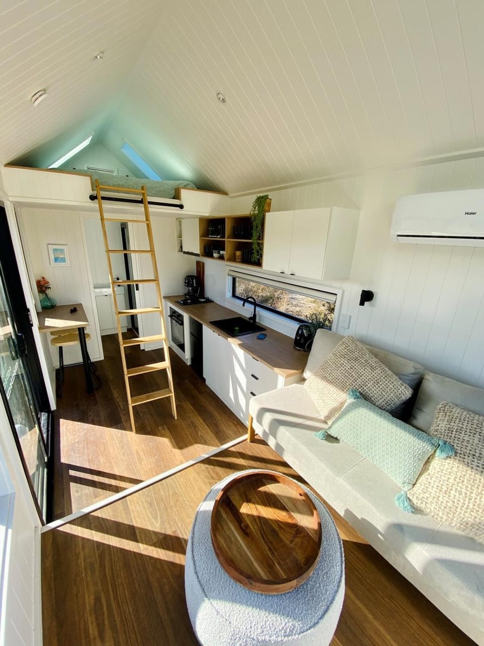 Kitchen or kitchenette, Living room, Seating area, Dining area, Bedroom, air conditioner