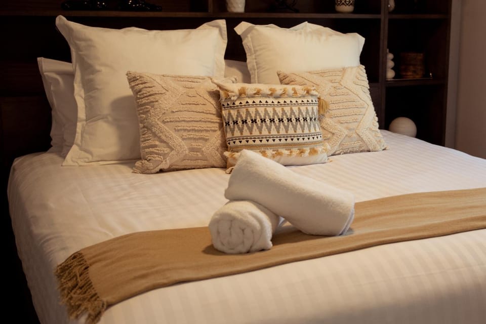 Bed, Bedroom, towels