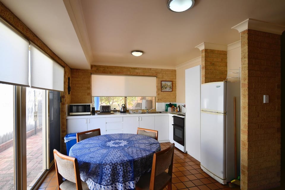 Kitchen or kitchenette, Dining area, kitchen
