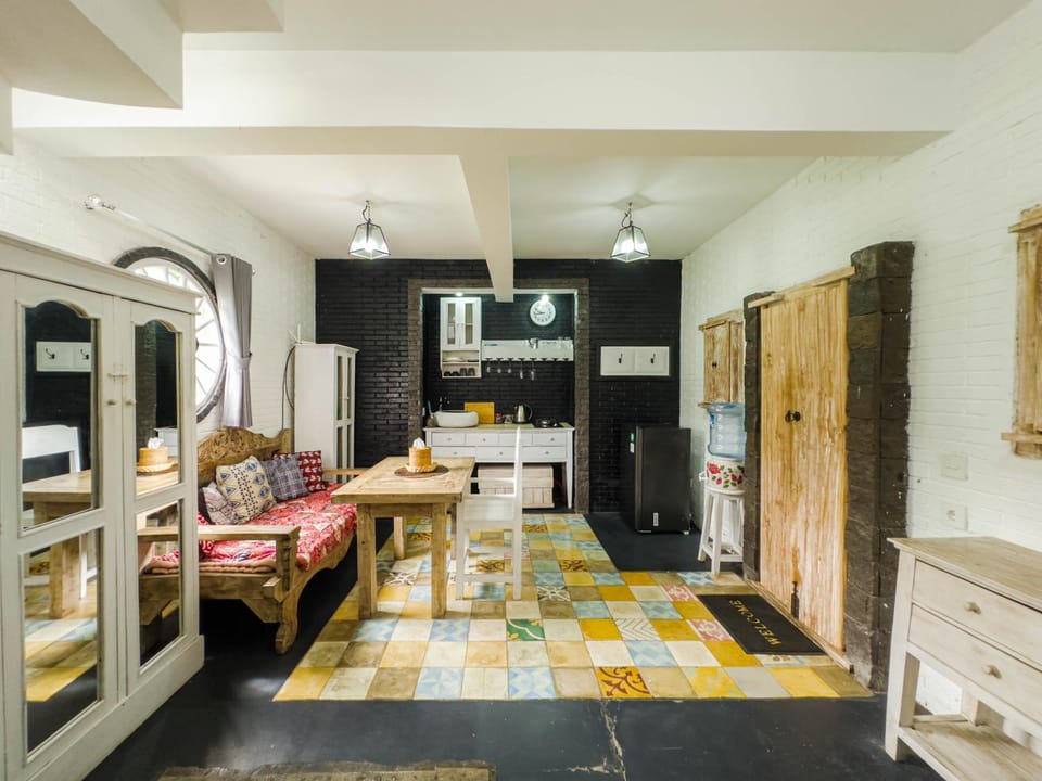Kitchen or kitchenette, Living room, Seating area, Dining area