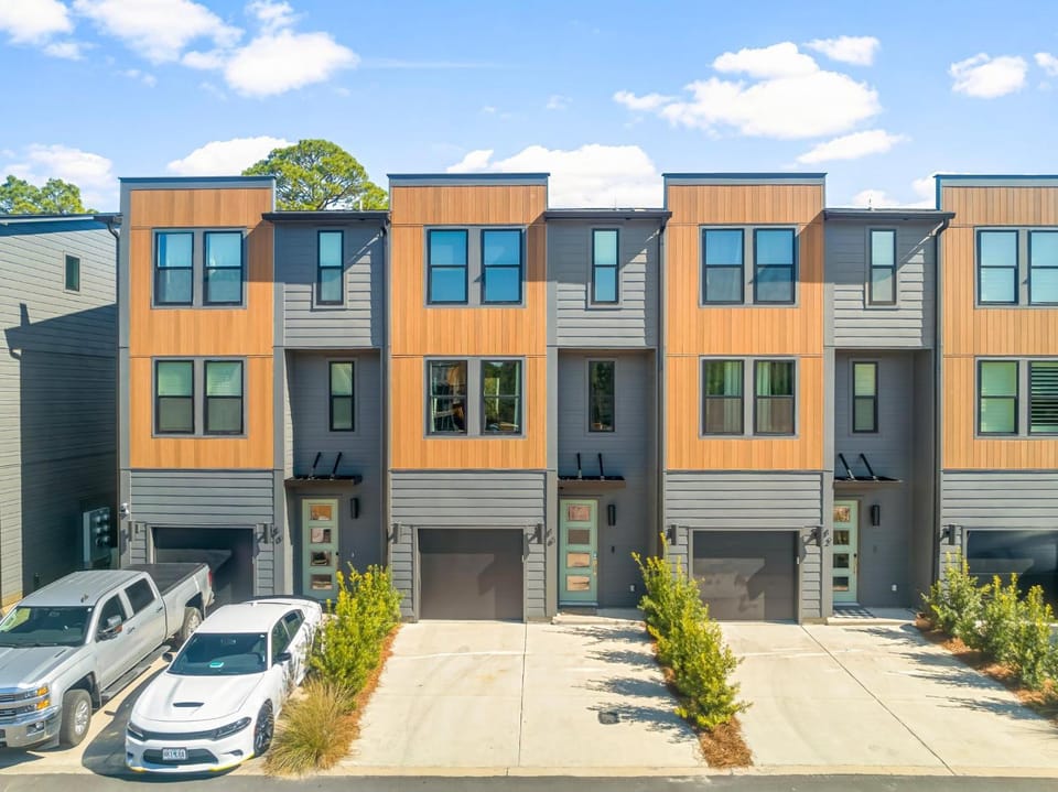 Property building, Facade/entrance, Day, Neighbourhood, Location, Parking
