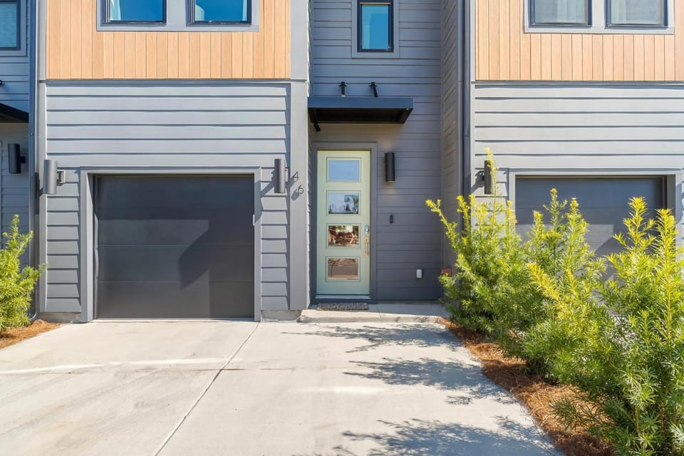 Property building, Facade/entrance, Day, Natural landscape, Parking