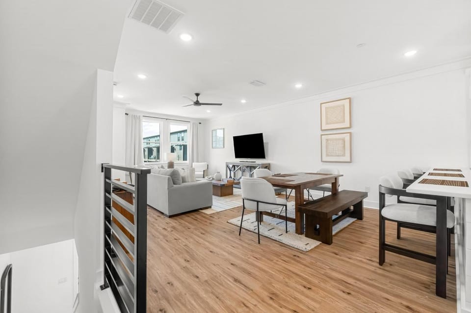 TV and multimedia, Living room, Seating area, Dining area, pet friendly, pet friendly, air conditioner