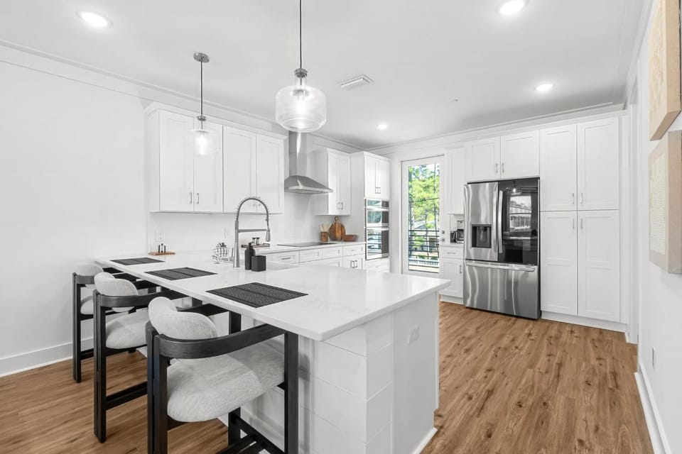 Kitchen or kitchenette, Dining area, dishwasher, oven, pet friendly, stove