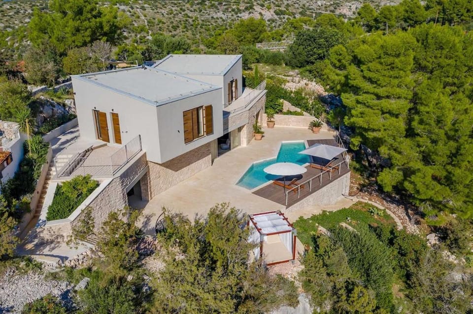 Property building, Day, Natural landscape, Pool view, Swimming pool