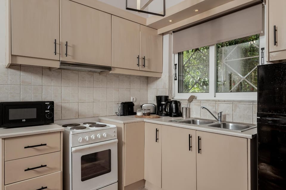 Coffee/tea facilities, Kitchen or kitchenette, oven, stove, toaster