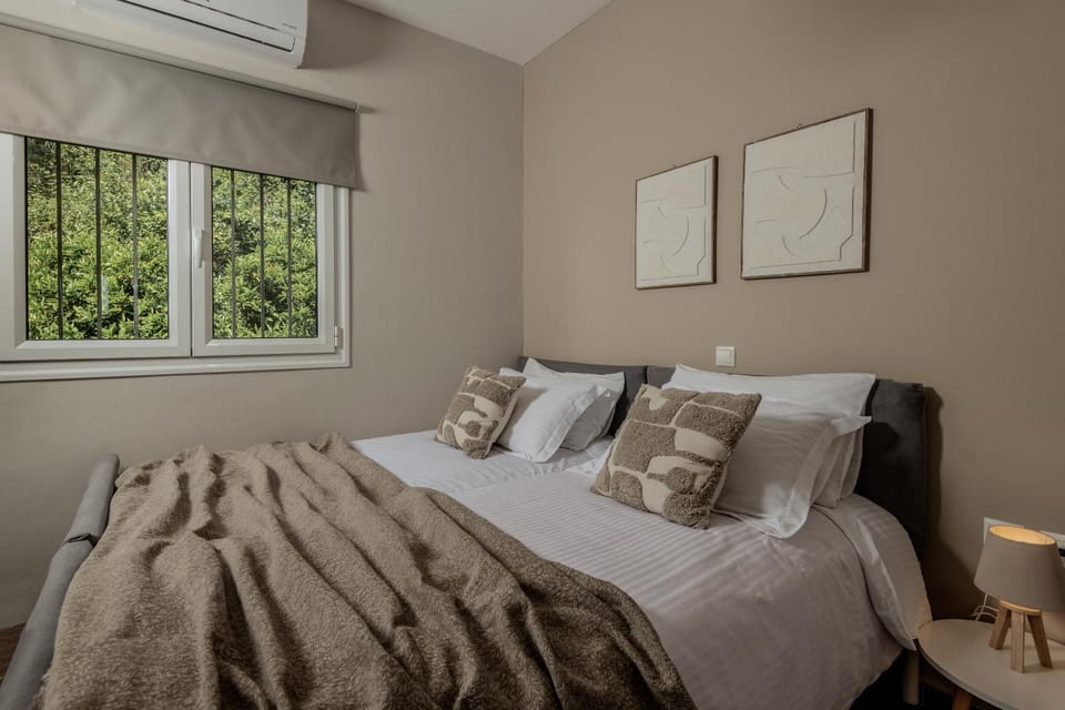 Bed, Photo of the whole room, Bedroom, towels, air conditioner
