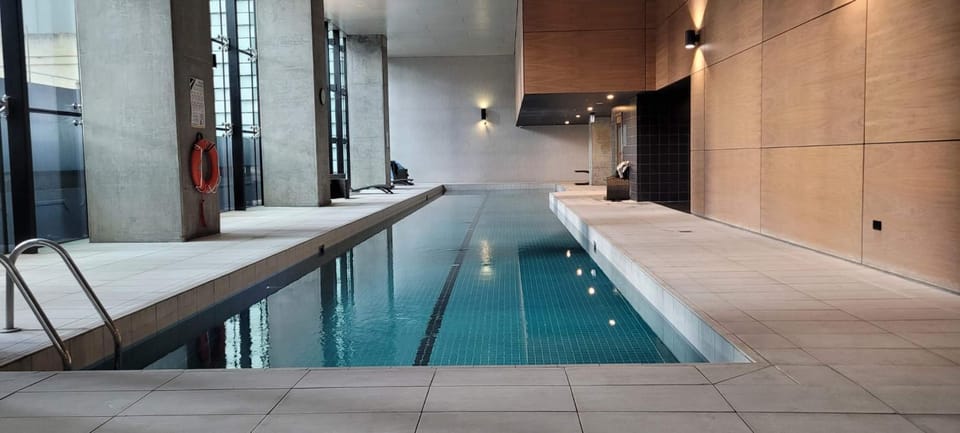 Cozy Oasis L1708 with Swimming Pool Apartment in Melbourne