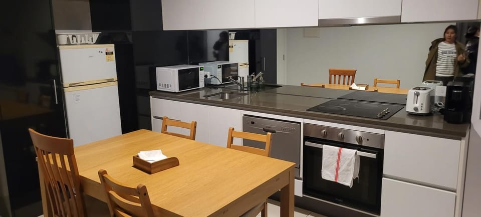 Cozy Oasis L1708 with Swimming Pool Apartment in Melbourne