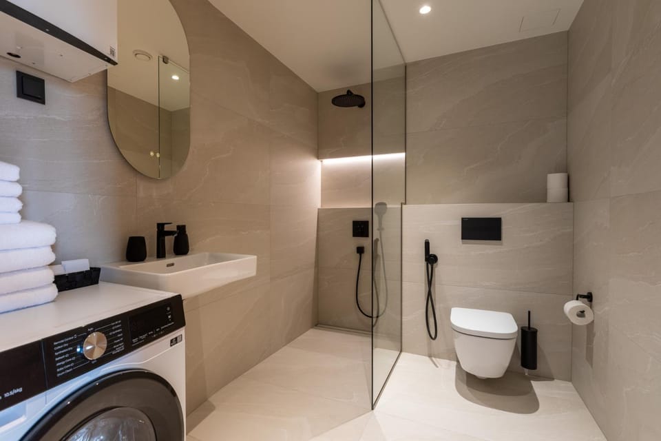 Shower, Toilet, Bathroom, towels
