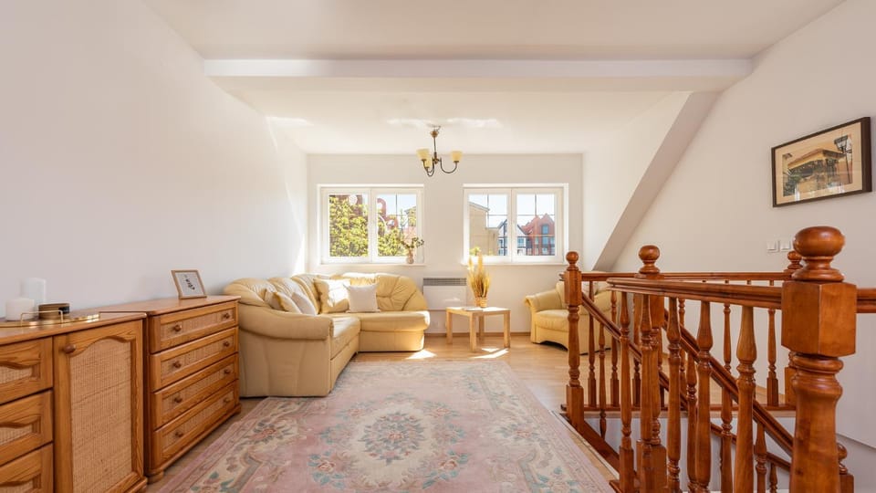 Photo of the whole room, Seating area