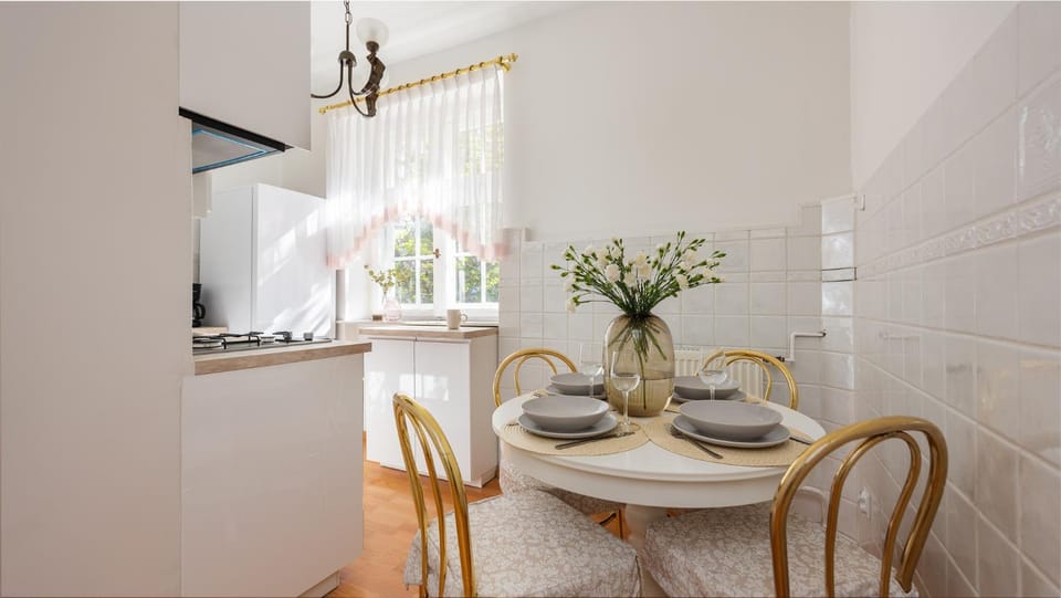 Kitchen or kitchenette, Dining area, stove