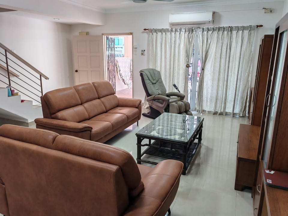 4 Bedrooms 10Pax Comfy Sleeps Landed Spacious House House in Federal Territory of Kuala Lumpur