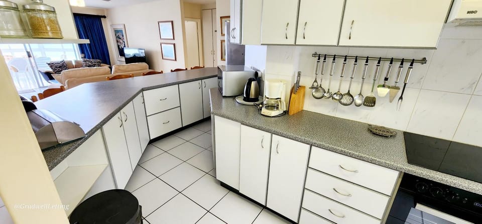 Coffee/tea facilities, Kitchen or kitchenette, dishwasher, stove, toaster