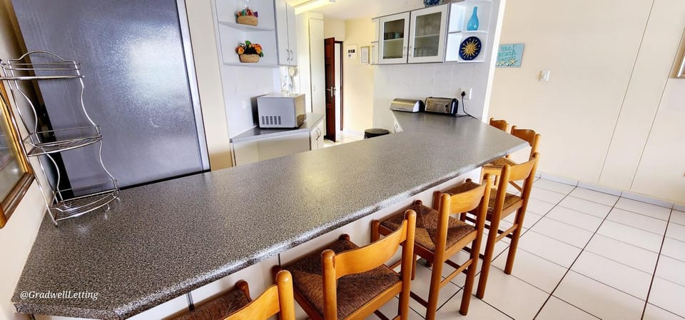 Kitchen or kitchenette, Dining area, oven, stove
