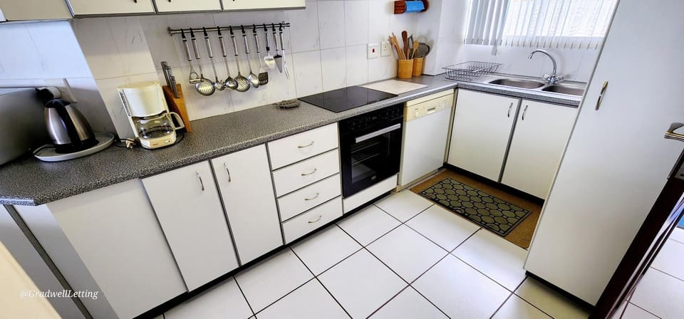Coffee/tea facilities, Kitchen or kitchenette, dishwasher, oven, stove