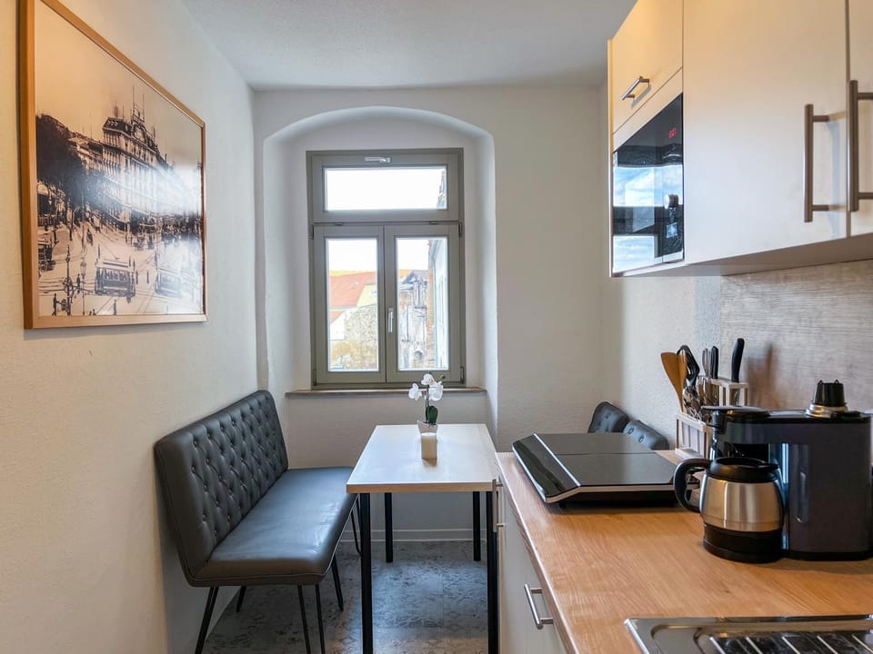 Coffee/tea facilities, Dining area, microwave, kitchen