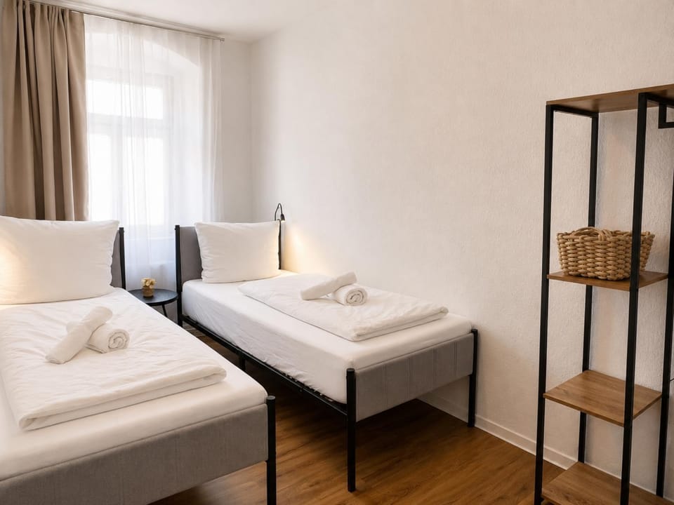 Bed, Bedroom, towels