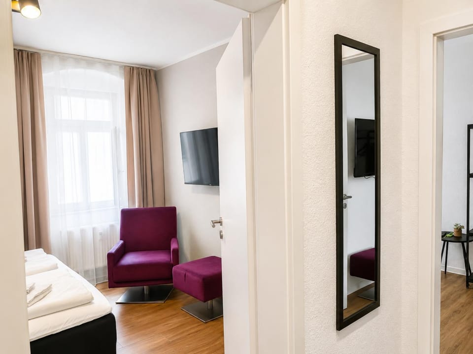 Bed, TV and multimedia, Seating area
