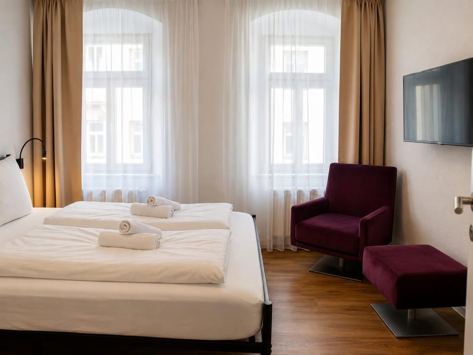 Bed, Seating area